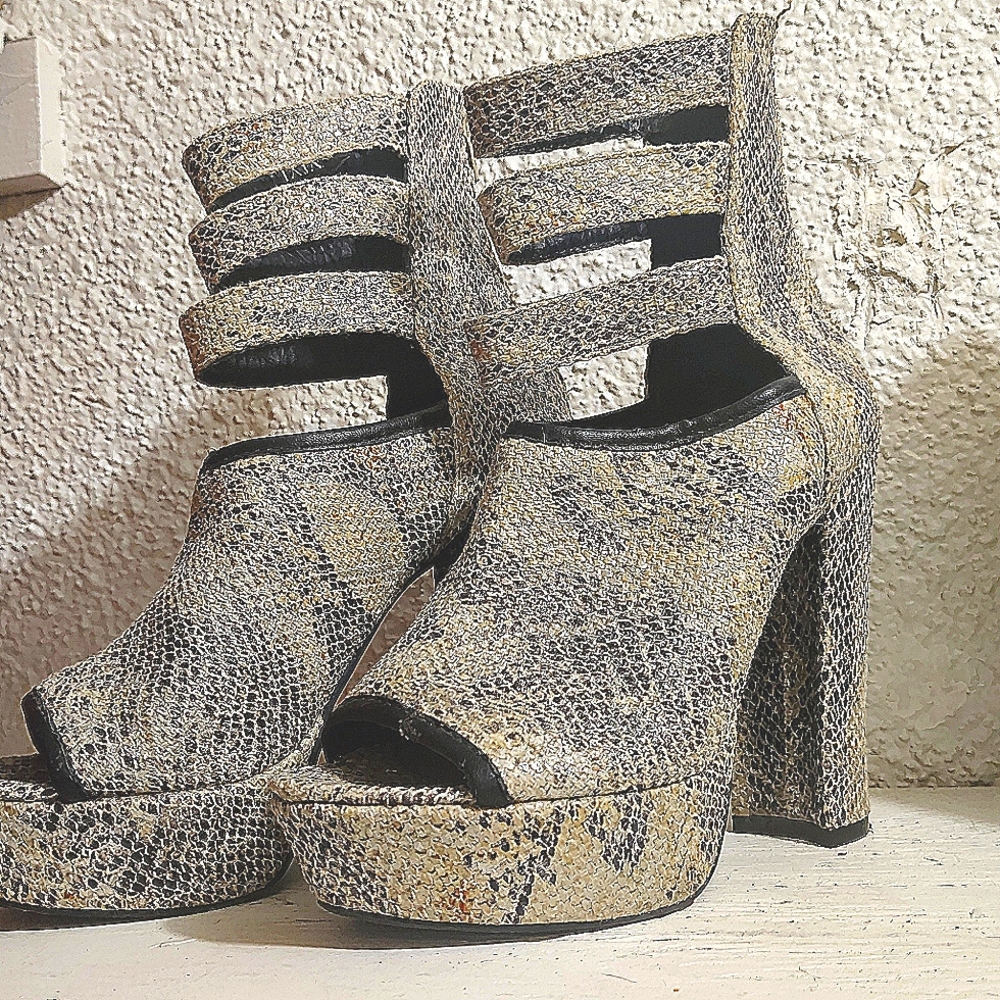 Cream High Heeled Platform Shoes with Snakeskin Pattern and Peep Toe